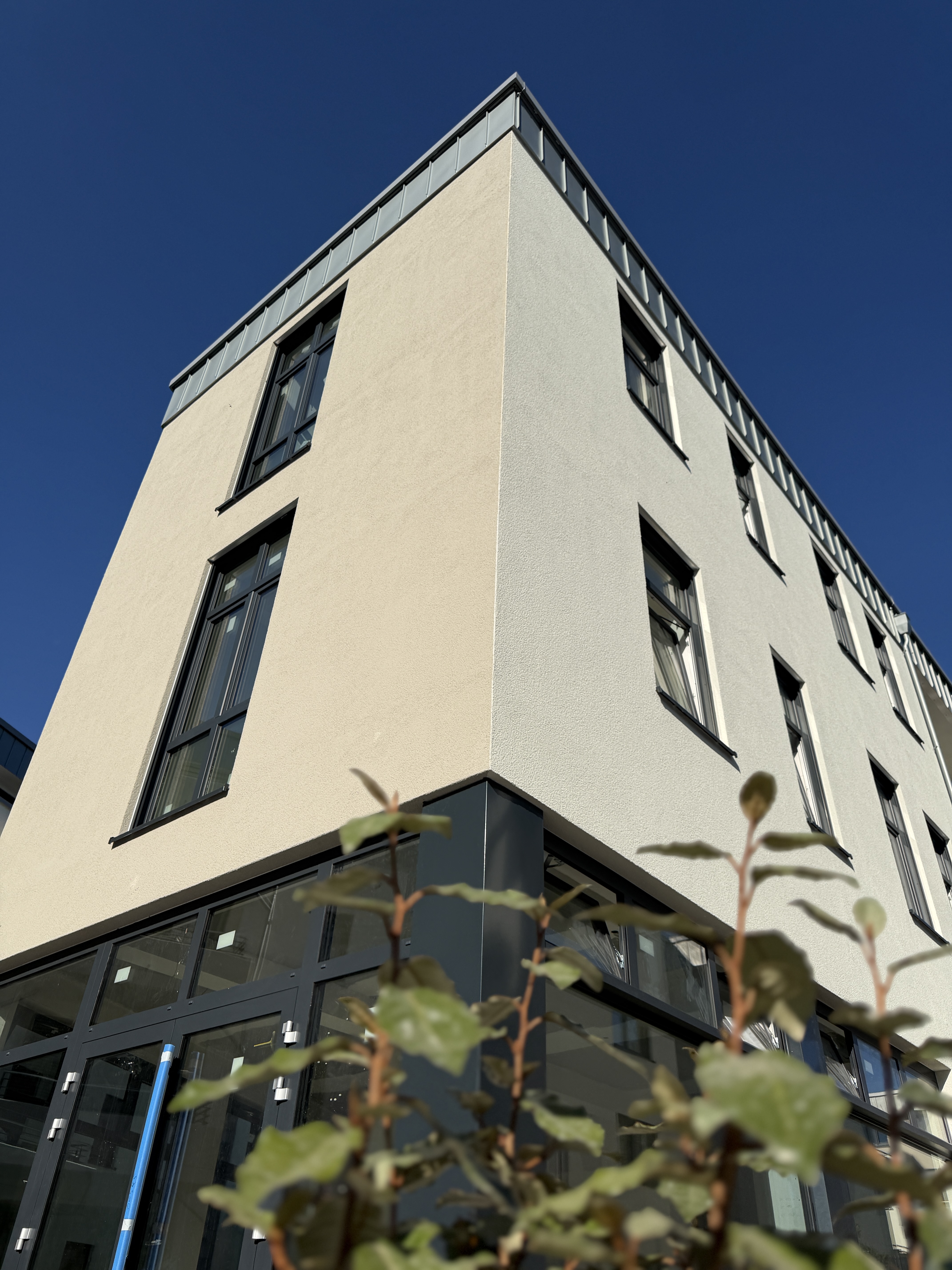 Die klare Architektur des neuen Aggerpark Hotels mit Grün im Vordergrund