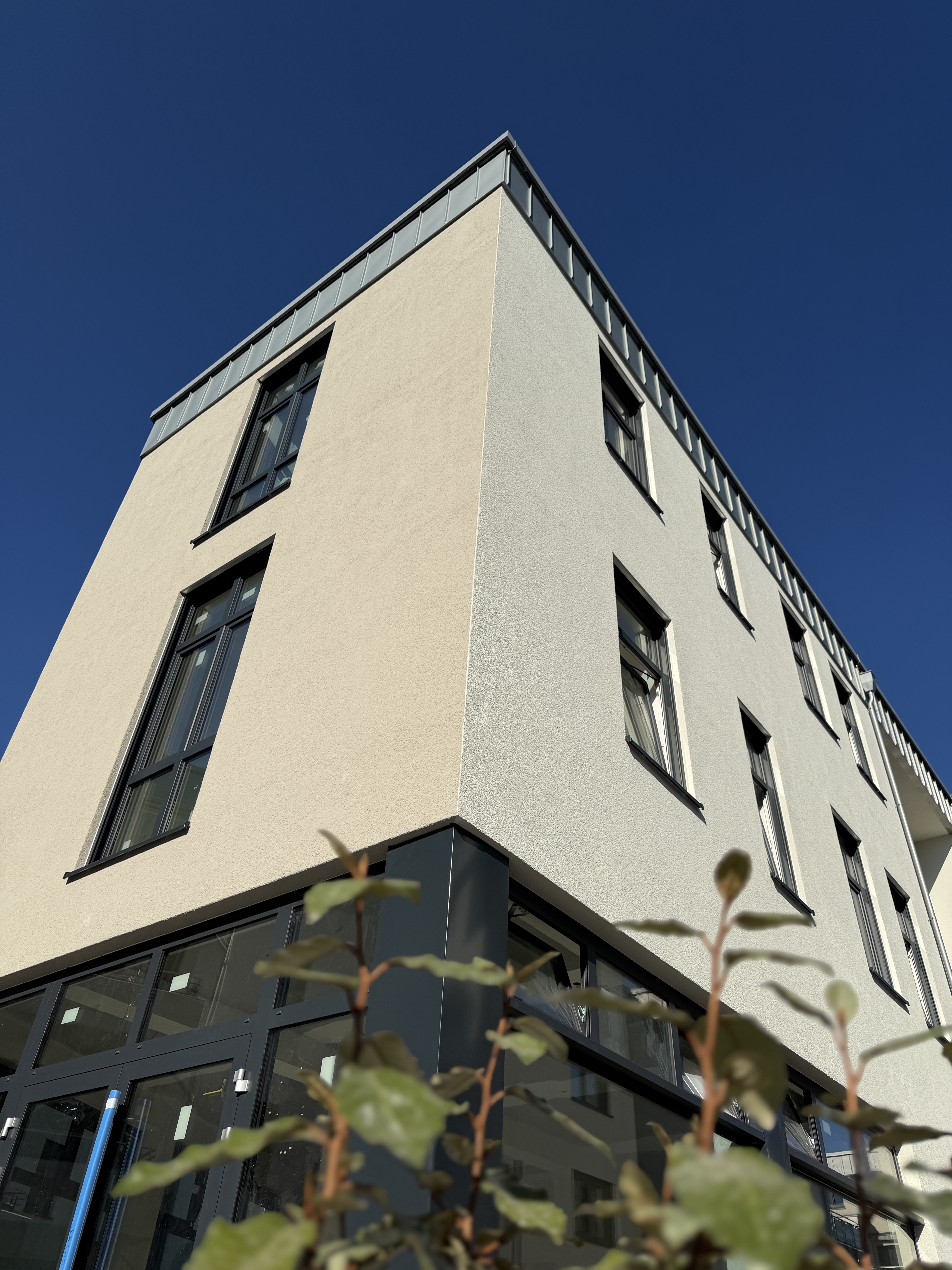 Die neue Fassade des Aggerpark Hotels unter blauem Himmel