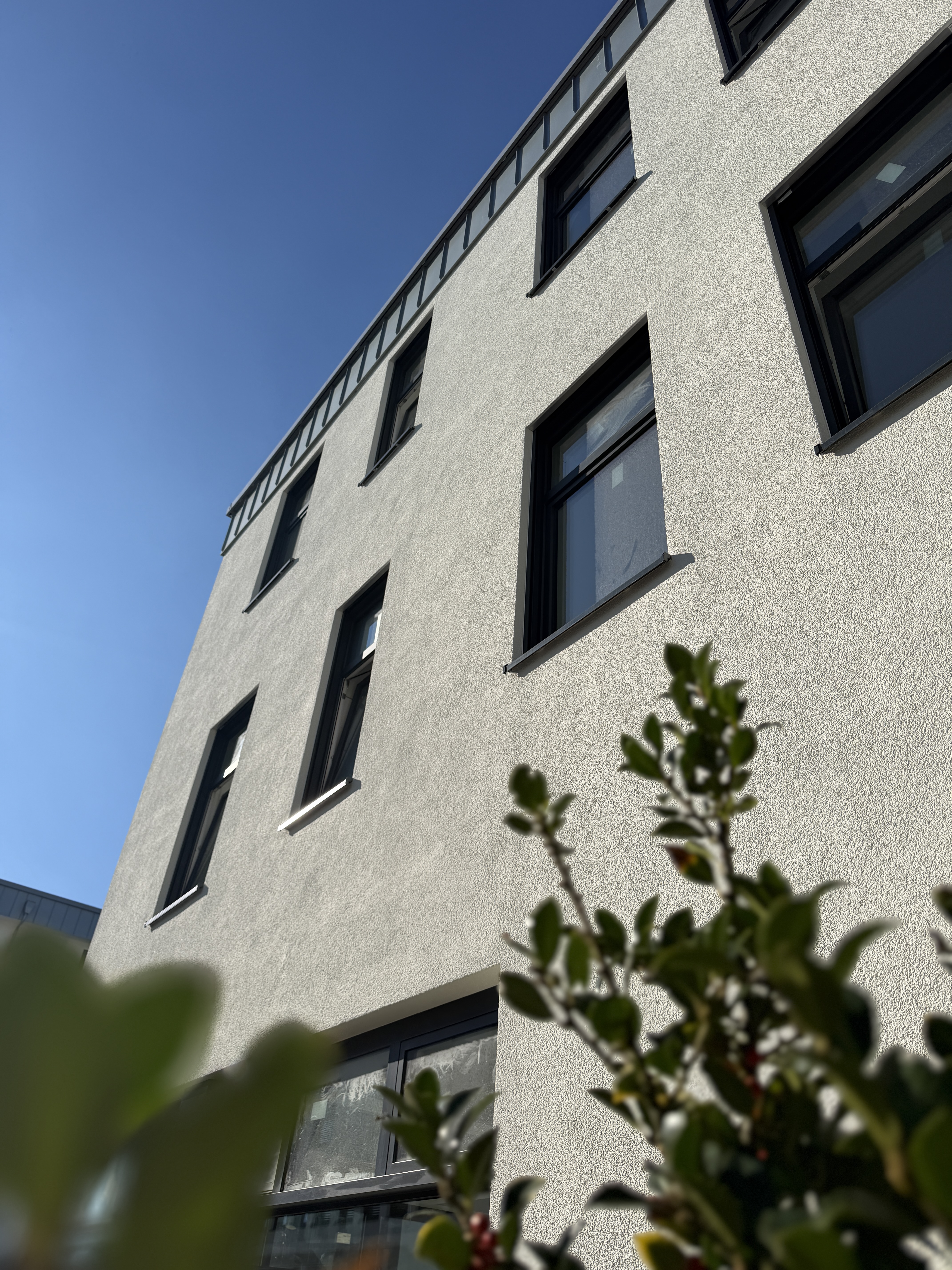 Licht, Fassade und große Fenster am neuen Aggerpark Hotel