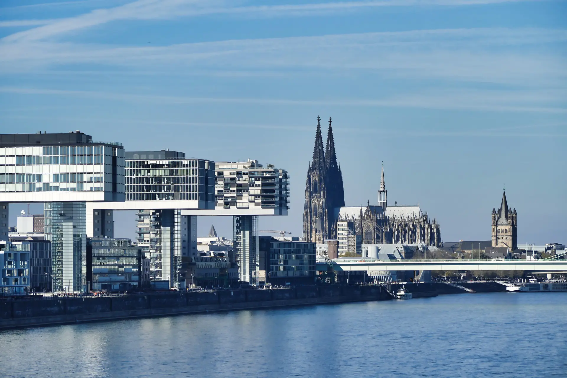 Kölner Dom und Rheinauhafen vom gegenüberliegenden Rheinufer