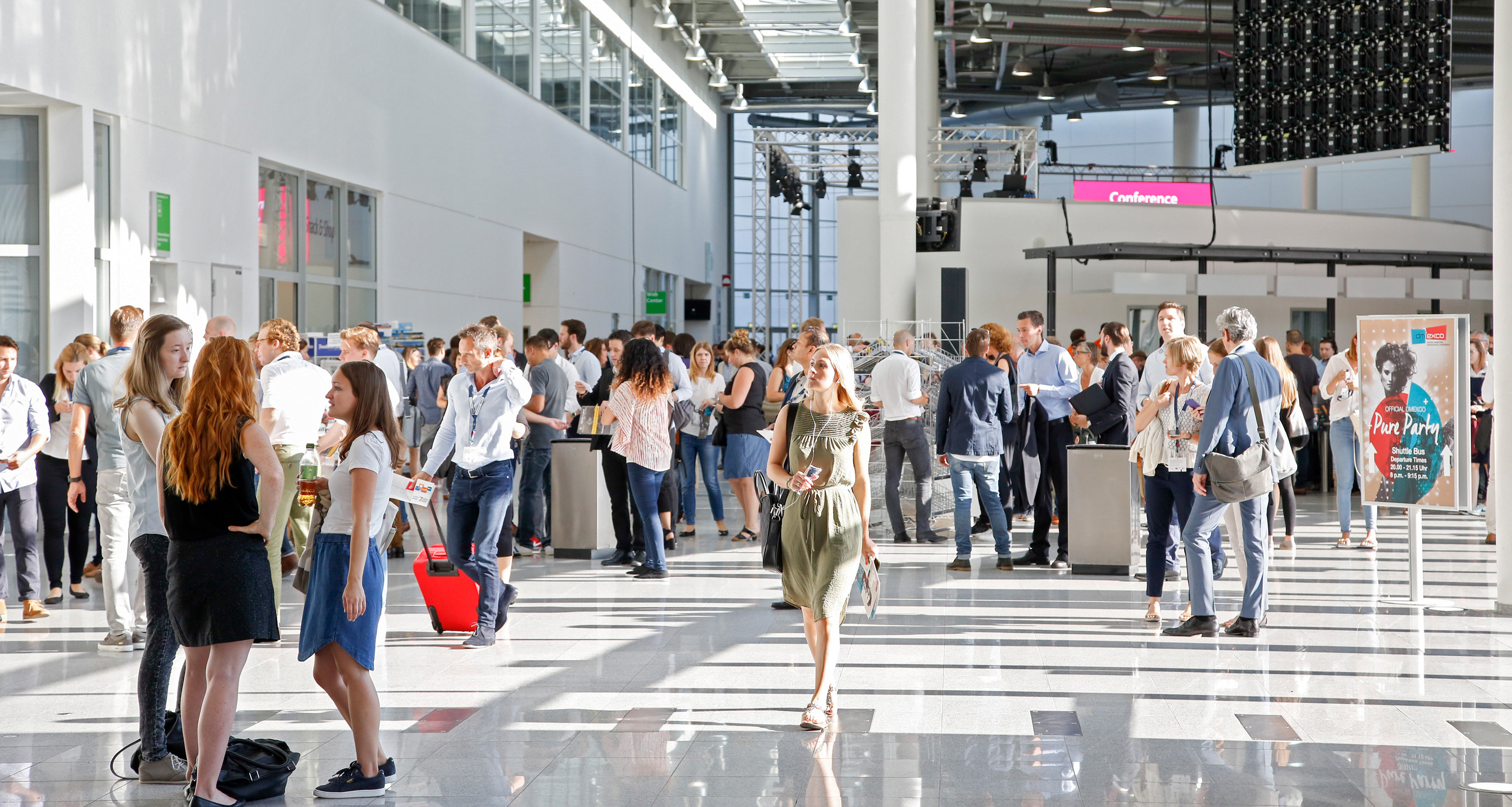 Besucher in einer Halle der Koelnmesse, Archivaufnahme