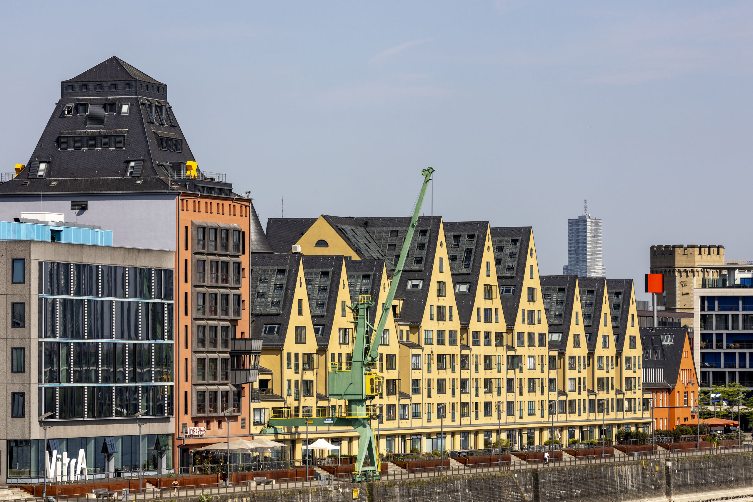 Historische Speicher und Hafenkran am Kölner Rheinauhafen